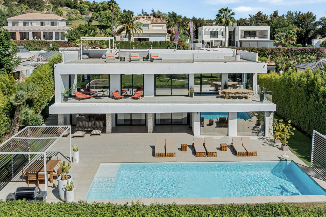FOR SALE 🏡 New Frontline Golf Villa with Infinity Pool, Cinema and Rooftop Jacuzzi – Golf Valley, Nueva Andalucía, Marbella 🇪🇸