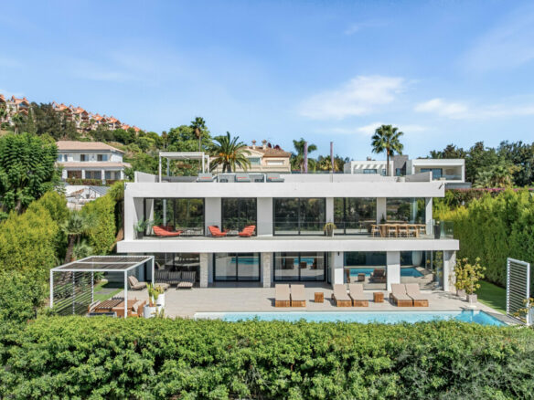 FOR SALE 🏡 New Frontline Golf Villa with Infinity Pool, Cinema and Rooftop Jacuzzi – Golf Valley, Nueva Andalucía, Marbella 🇪🇸