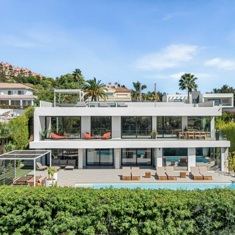 FOR SALE 🏡 New Frontline Golf Villa with Infinity Pool, Cinema and Rooftop Jacuzzi – Golf Valley, Nueva Andalucía, Marbella 🇪🇸