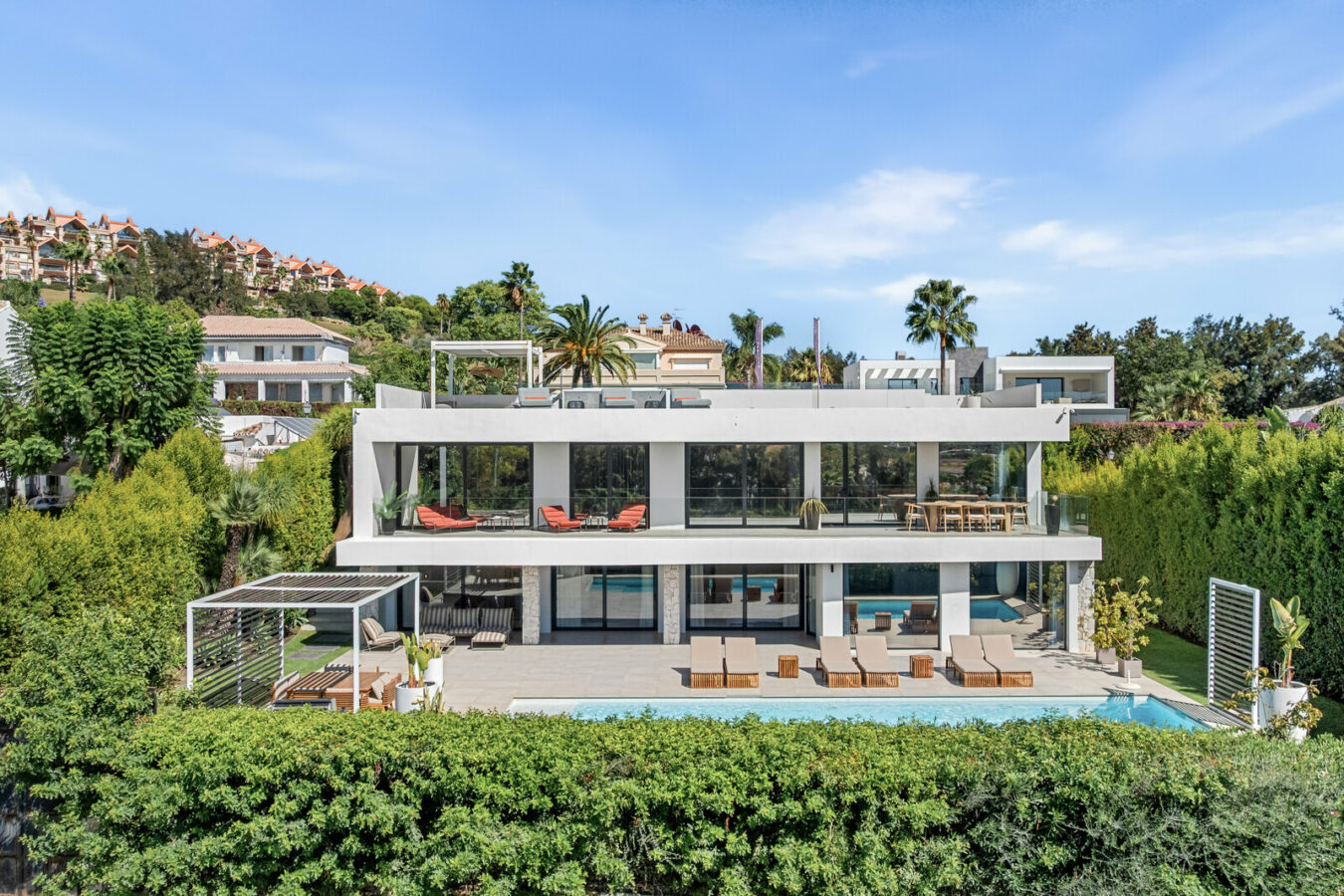 FOR SALE 🏡 New Frontline Golf Villa with Infinity Pool, Cinema and Rooftop Jacuzzi – Golf Valley, Nueva Andalucía, Marbella 🇪🇸