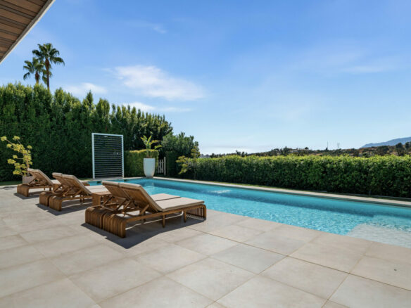 FOR SALE 🏡 New Frontline Golf Villa with Infinity Pool, Cinema and Rooftop Jacuzzi – Golf Valley, Nueva Andalucía, Marbella 🇪🇸
