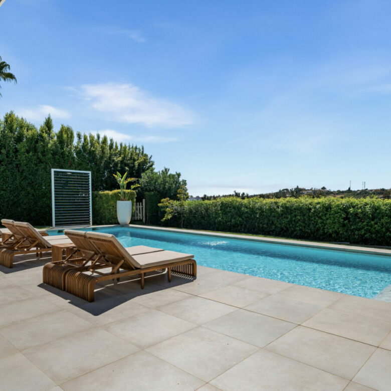 FOR SALE 🏡 New Frontline Golf Villa with Infinity Pool, Cinema and Rooftop Jacuzzi – Golf Valley, Nueva Andalucía, Marbella 🇪🇸