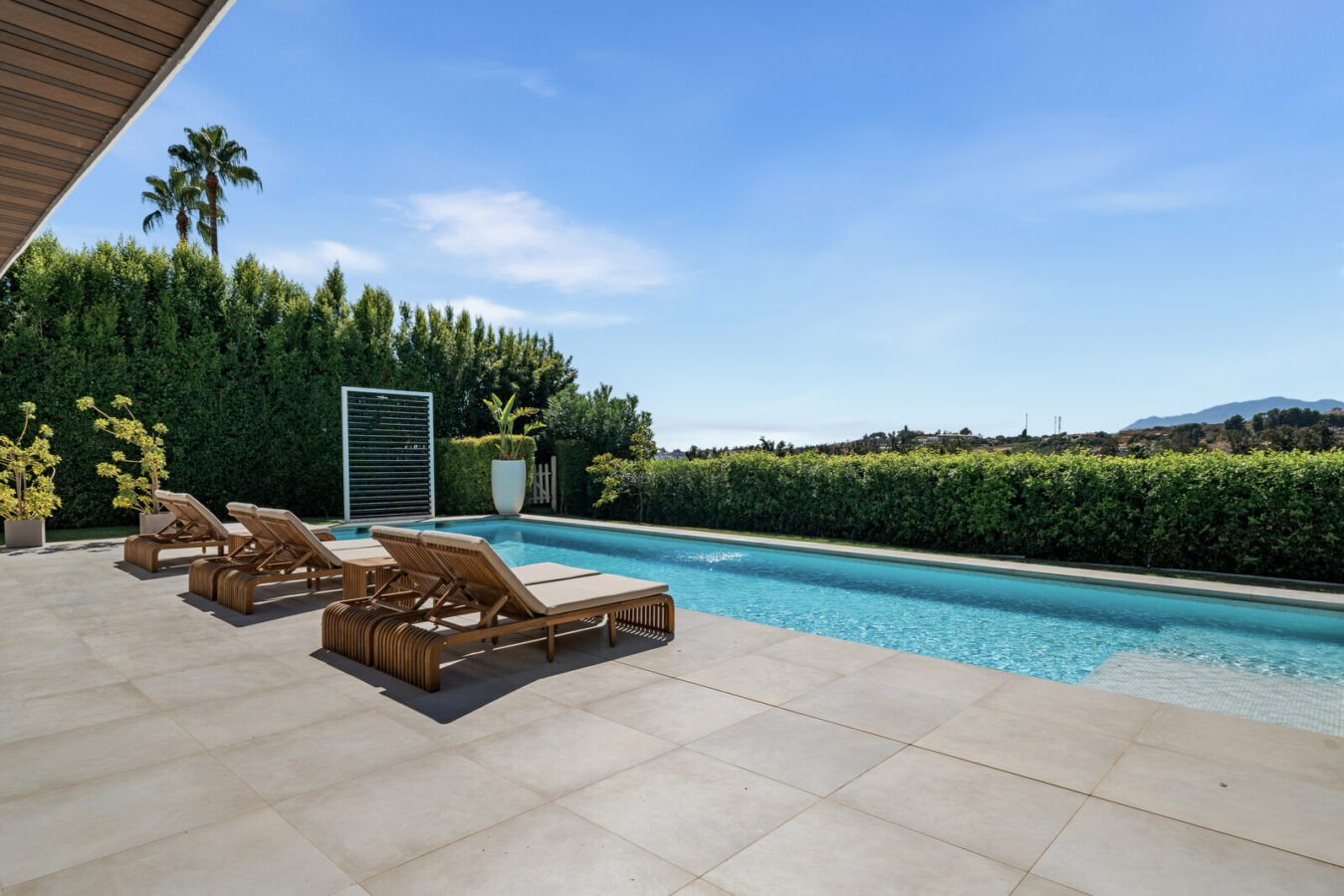 FOR SALE 🏡 New Frontline Golf Villa with Infinity Pool, Cinema and Rooftop Jacuzzi – Golf Valley, Nueva Andalucía, Marbella 🇪🇸