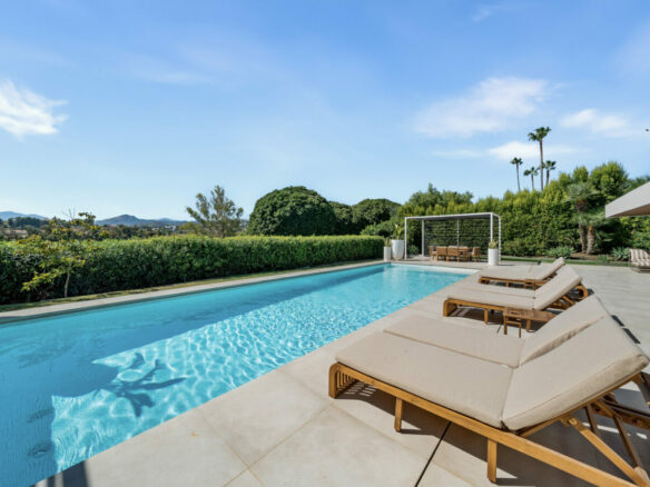 FOR SALE 🏡 New Frontline Golf Villa with Infinity Pool, Cinema and Rooftop Jacuzzi – Golf Valley, Nueva Andalucía, Marbella 🇪🇸