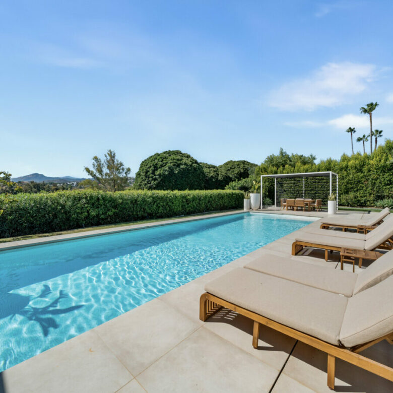 FOR SALE 🏡 New Frontline Golf Villa with Infinity Pool, Cinema and Rooftop Jacuzzi – Golf Valley, Nueva Andalucía, Marbella 🇪🇸