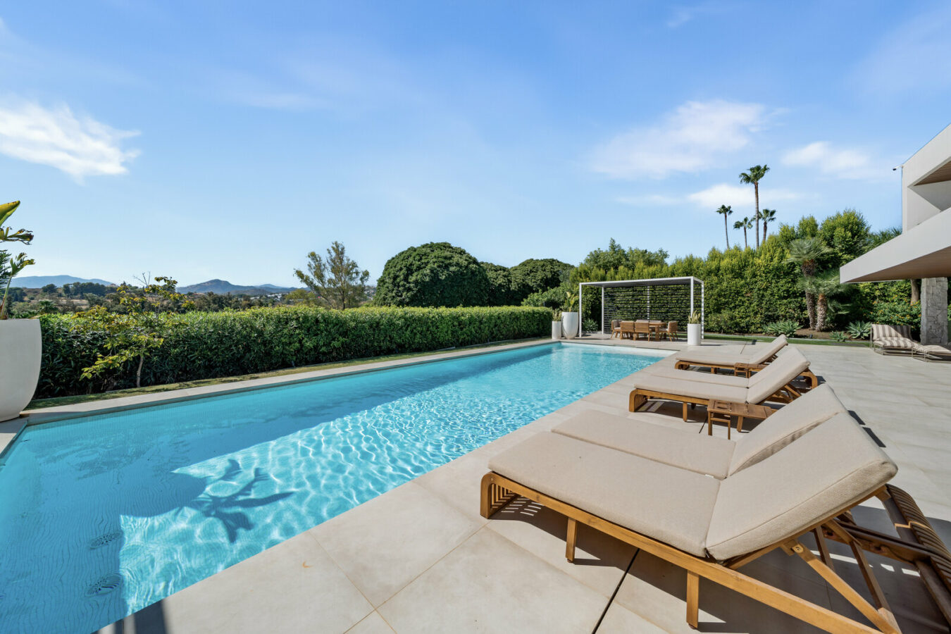 FOR SALE 🏡 New Frontline Golf Villa with Infinity Pool, Cinema and Rooftop Jacuzzi – Golf Valley, Nueva Andalucía, Marbella 🇪🇸