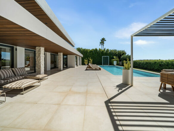 FOR SALE 🏡 New Frontline Golf Villa with Infinity Pool, Cinema and Rooftop Jacuzzi – Golf Valley, Nueva Andalucía, Marbella 🇪🇸