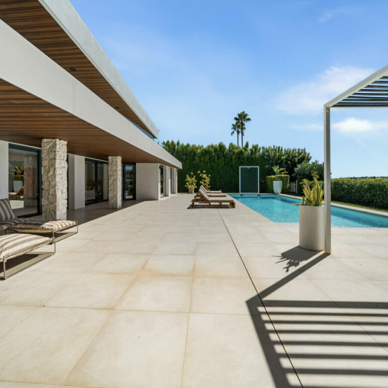 FOR SALE 🏡 New Frontline Golf Villa with Infinity Pool, Cinema and Rooftop Jacuzzi – Golf Valley, Nueva Andalucía, Marbella 🇪🇸