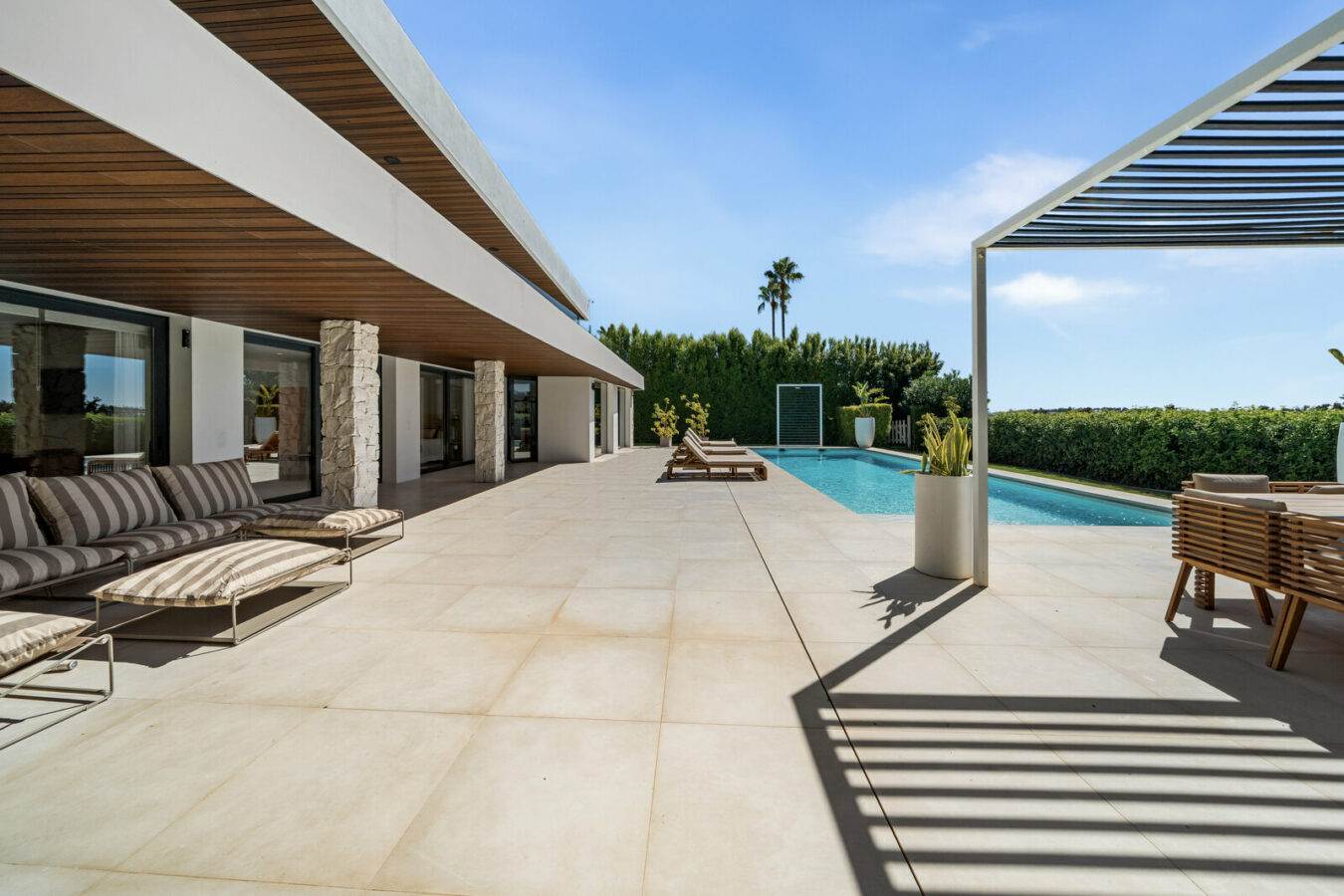 FOR SALE 🏡 New Frontline Golf Villa with Infinity Pool, Cinema and Rooftop Jacuzzi – Golf Valley, Nueva Andalucía, Marbella 🇪🇸