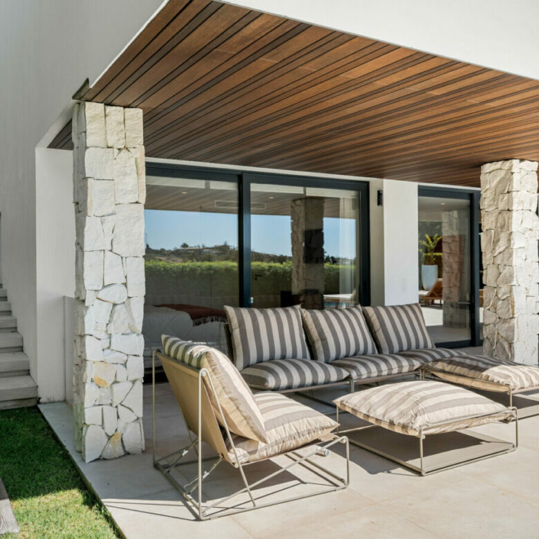 FOR SALE 🏡 New Frontline Golf Villa with Infinity Pool, Cinema and Rooftop Jacuzzi – Golf Valley, Nueva Andalucía, Marbella 🇪🇸