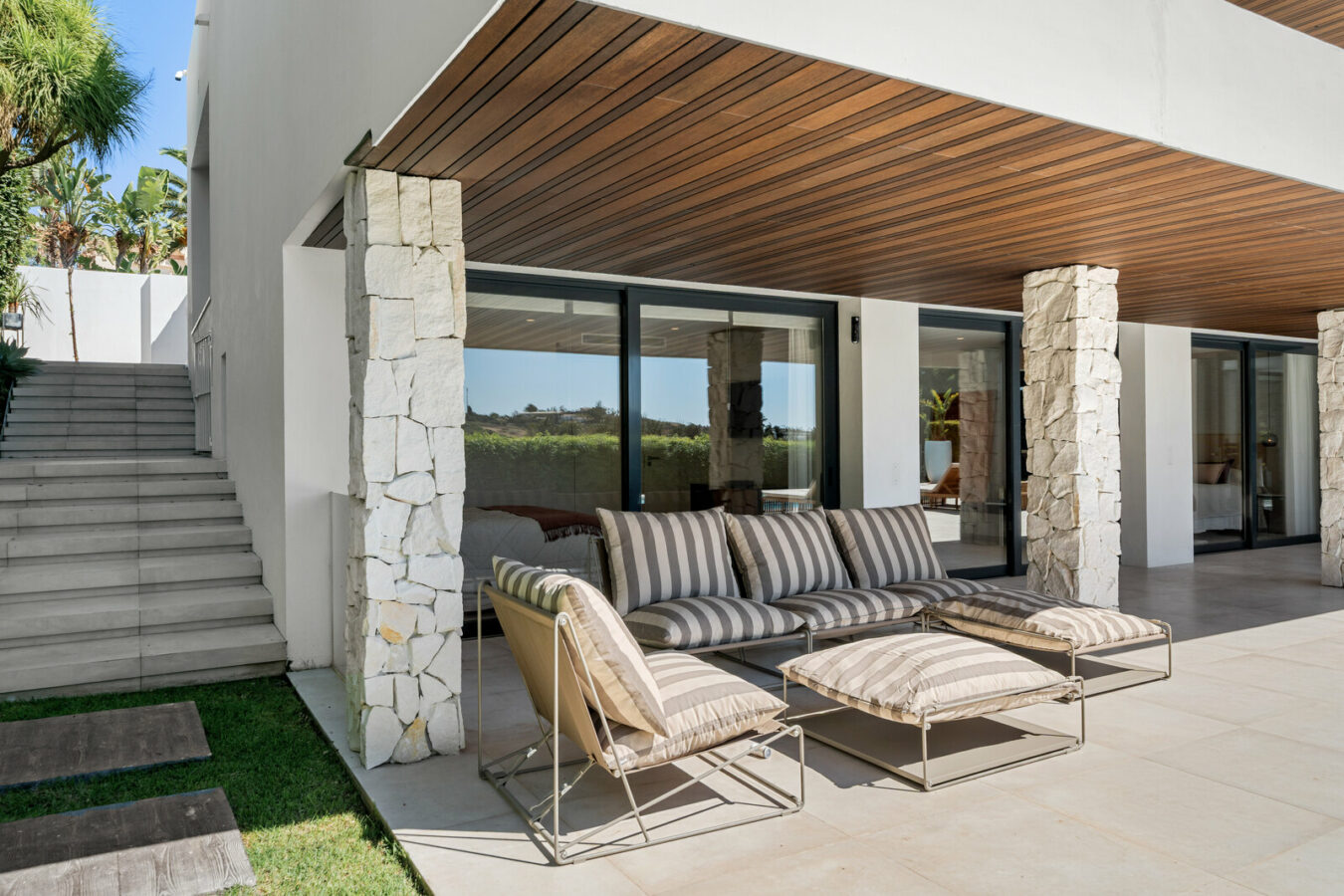 FOR SALE 🏡 New Frontline Golf Villa with Infinity Pool, Cinema and Rooftop Jacuzzi – Golf Valley, Nueva Andalucía, Marbella 🇪🇸