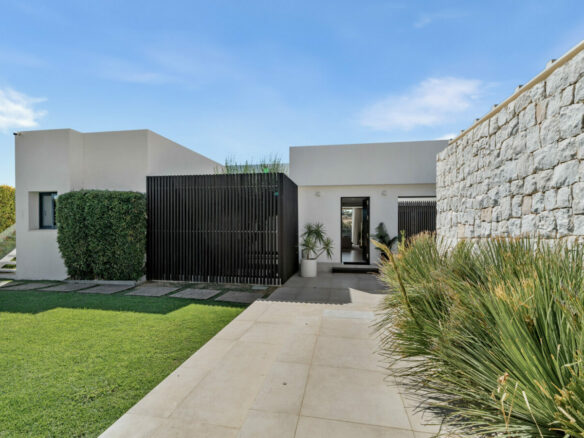 FOR SALE 🏡 New Frontline Golf Villa with Infinity Pool, Cinema and Rooftop Jacuzzi – Golf Valley, Nueva Andalucía, Marbella 🇪🇸