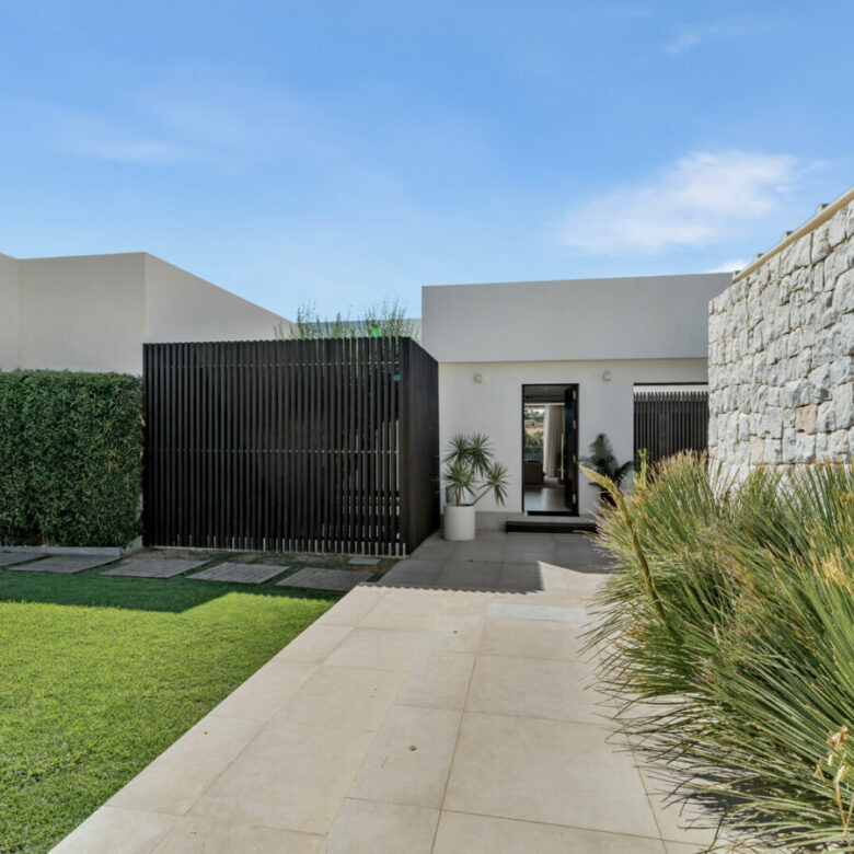 FOR SALE 🏡 New Frontline Golf Villa with Infinity Pool, Cinema and Rooftop Jacuzzi – Golf Valley, Nueva Andalucía, Marbella 🇪🇸