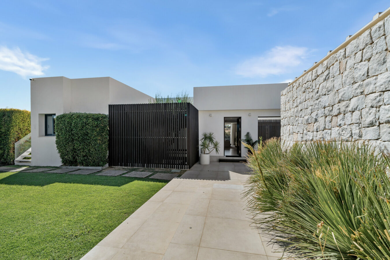 FOR SALE 🏡 New Frontline Golf Villa with Infinity Pool, Cinema and Rooftop Jacuzzi – Golf Valley, Nueva Andalucía, Marbella 🇪🇸