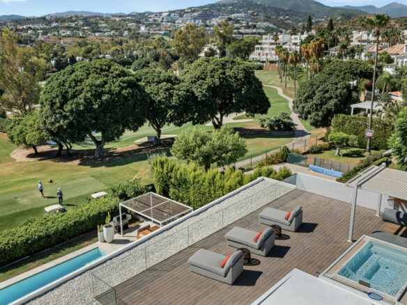 FOR SALE 🏡 New Frontline Golf Villa with Infinity Pool, Cinema and Rooftop Jacuzzi – Golf Valley, Nueva Andalucía, Marbella 🇪🇸