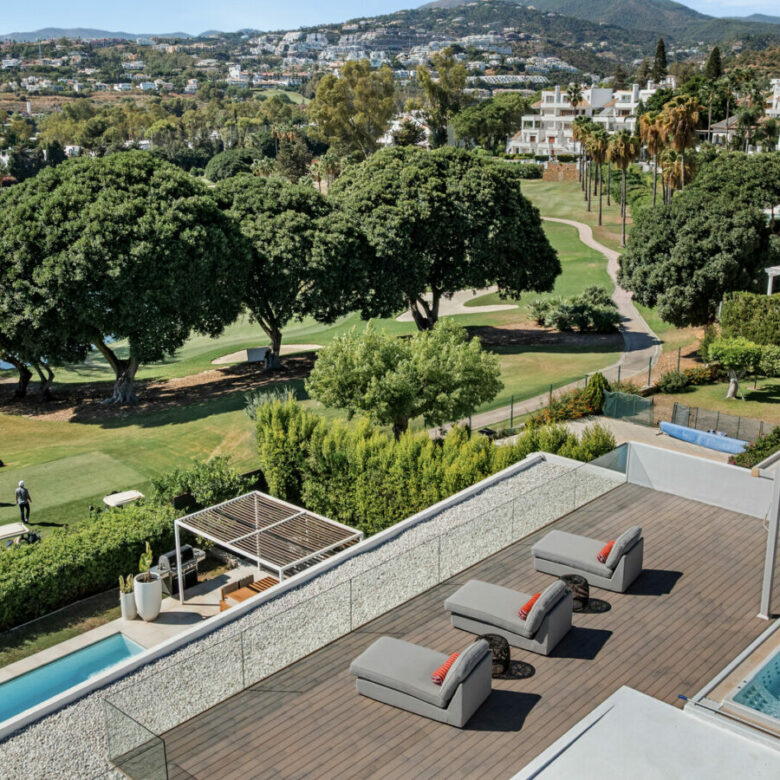 FOR SALE 🏡 New Frontline Golf Villa with Infinity Pool, Cinema and Rooftop Jacuzzi – Golf Valley, Nueva Andalucía, Marbella 🇪🇸