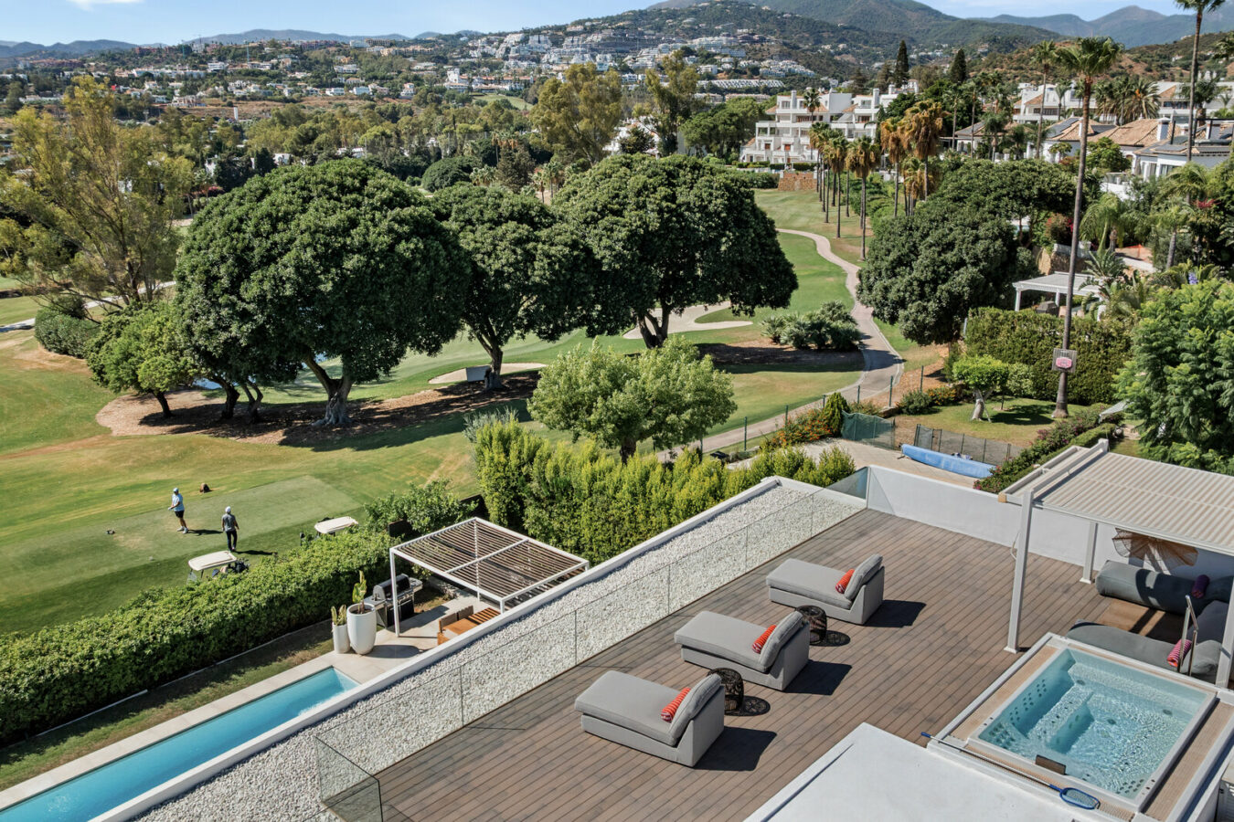FOR SALE 🏡 New Frontline Golf Villa with Infinity Pool, Cinema and Rooftop Jacuzzi – Golf Valley, Nueva Andalucía, Marbella 🇪🇸