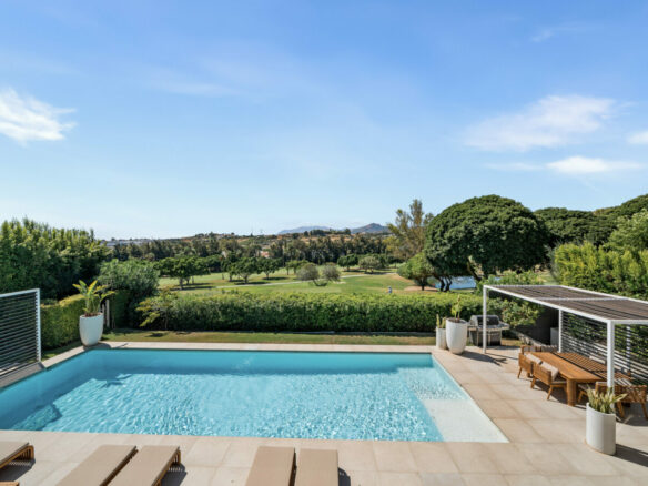 FOR SALE 🏡 New Frontline Golf Villa with Infinity Pool, Cinema and Rooftop Jacuzzi – Golf Valley, Nueva Andalucía, Marbella 🇪🇸