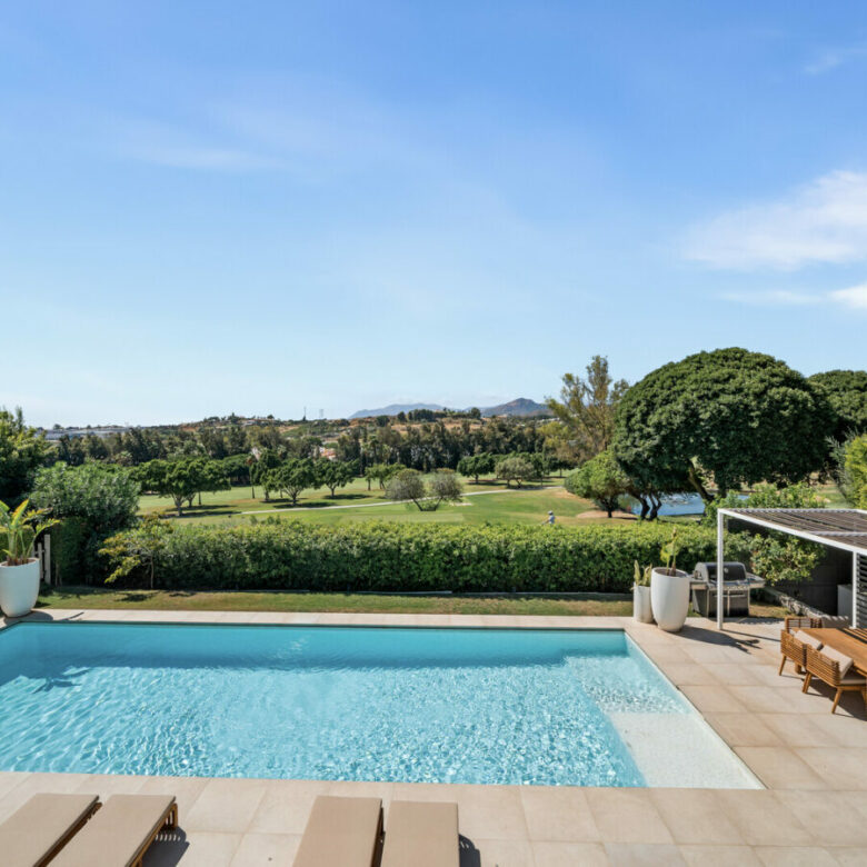 FOR SALE 🏡 New Frontline Golf Villa with Infinity Pool, Cinema and Rooftop Jacuzzi – Golf Valley, Nueva Andalucía, Marbella 🇪🇸