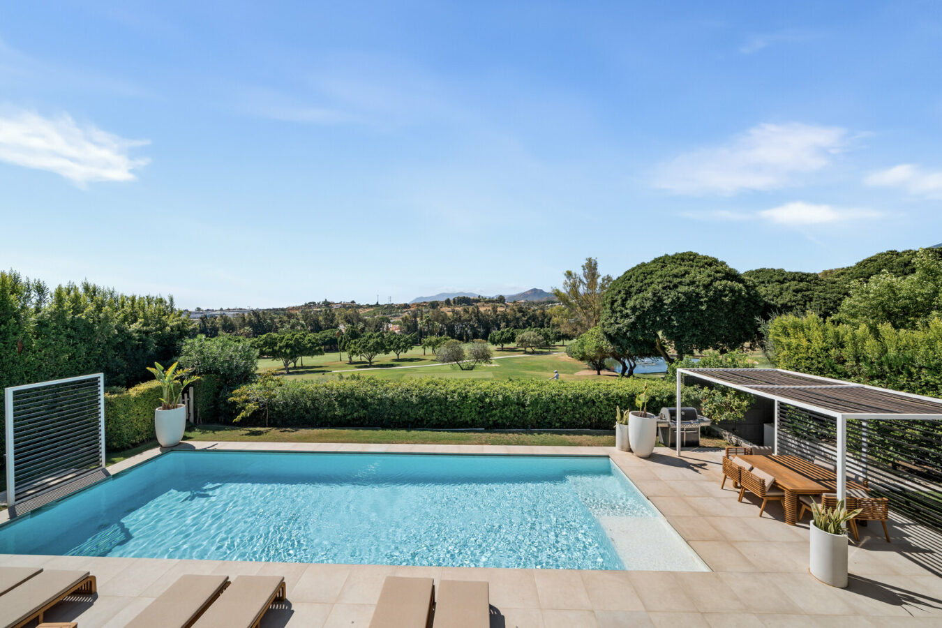 FOR SALE 🏡 New Frontline Golf Villa with Infinity Pool, Cinema and Rooftop Jacuzzi – Golf Valley, Nueva Andalucía, Marbella 🇪🇸