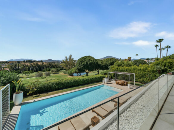 FOR SALE 🏡 New Frontline Golf Villa with Infinity Pool, Cinema and Rooftop Jacuzzi – Golf Valley, Nueva Andalucía, Marbella 🇪🇸