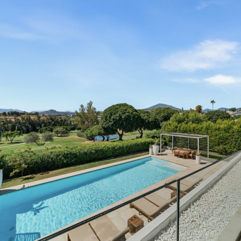 FOR SALE 🏡 New Frontline Golf Villa with Infinity Pool, Cinema and Rooftop Jacuzzi – Golf Valley, Nueva Andalucía, Marbella 🇪🇸