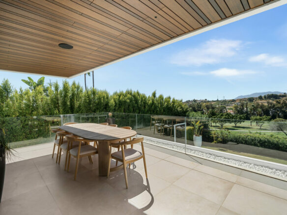 FOR SALE 🏡 New Frontline Golf Villa with Infinity Pool, Cinema and Rooftop Jacuzzi – Golf Valley, Nueva Andalucía, Marbella 🇪🇸