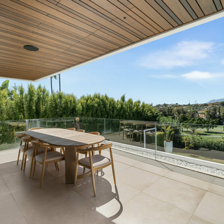 FOR SALE 🏡 New Frontline Golf Villa with Infinity Pool, Cinema and Rooftop Jacuzzi – Golf Valley, Nueva Andalucía, Marbella 🇪🇸