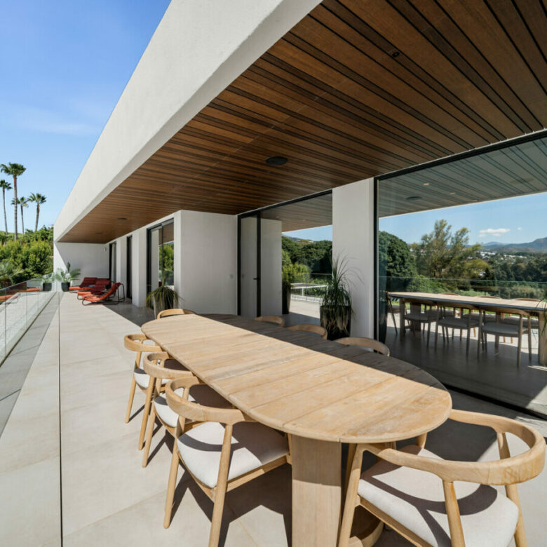 FOR SALE 🏡 New Frontline Golf Villa with Infinity Pool, Cinema and Rooftop Jacuzzi – Golf Valley, Nueva Andalucía, Marbella 🇪🇸