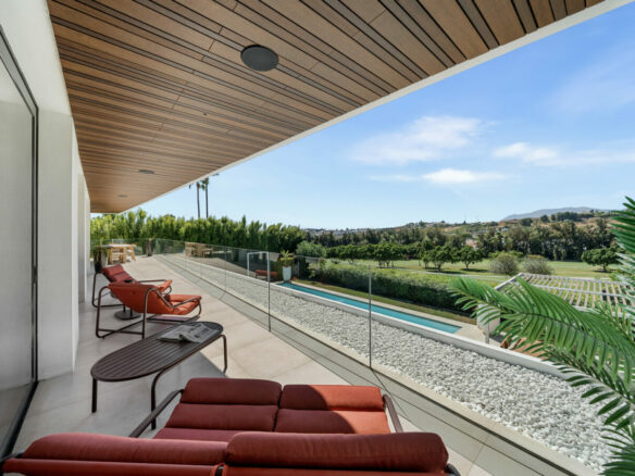 FOR SALE 🏡 New Frontline Golf Villa with Infinity Pool, Cinema and Rooftop Jacuzzi – Golf Valley, Nueva Andalucía, Marbella 🇪🇸