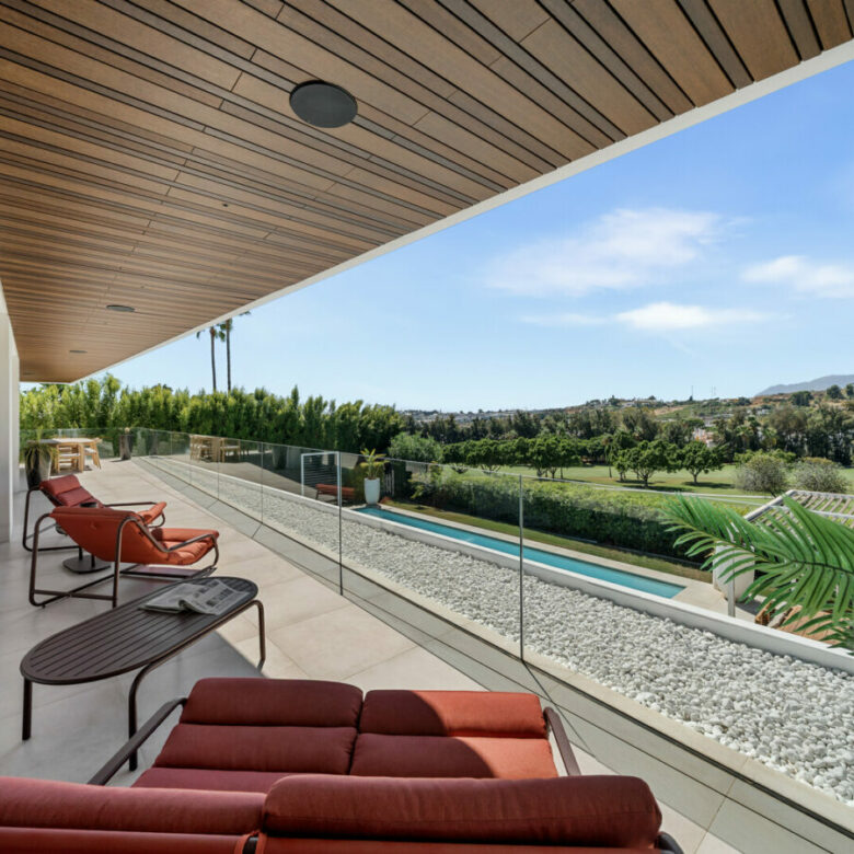 FOR SALE 🏡 New Frontline Golf Villa with Infinity Pool, Cinema and Rooftop Jacuzzi – Golf Valley, Nueva Andalucía, Marbella 🇪🇸