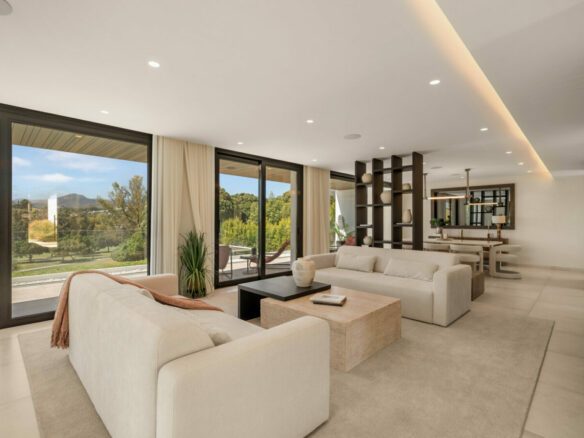 FOR SALE 🏡 New Frontline Golf Villa with Infinity Pool, Cinema and Rooftop Jacuzzi – Golf Valley, Nueva Andalucía, Marbella 🇪🇸