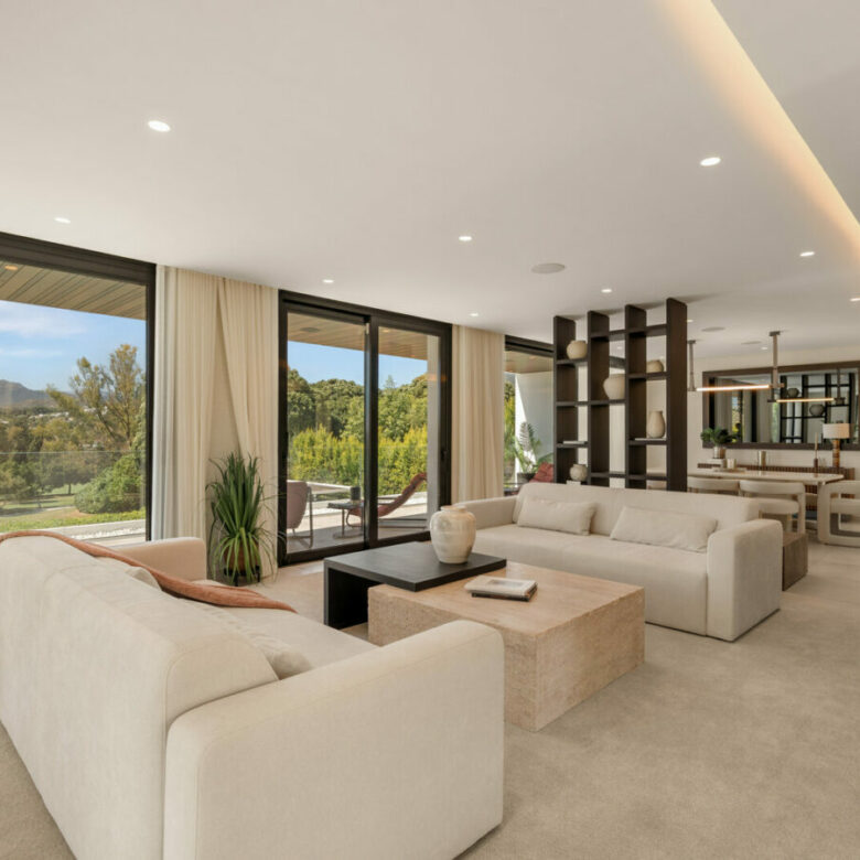 FOR SALE 🏡 New Frontline Golf Villa with Infinity Pool, Cinema and Rooftop Jacuzzi – Golf Valley, Nueva Andalucía, Marbella 🇪🇸