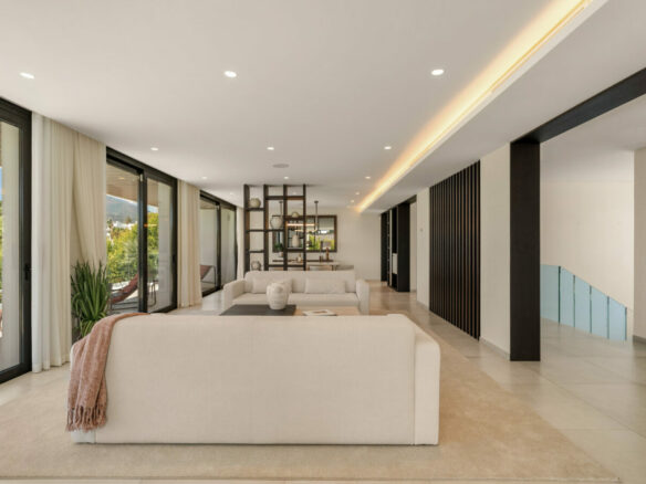 FOR SALE 🏡 New Frontline Golf Villa with Infinity Pool, Cinema and Rooftop Jacuzzi – Golf Valley, Nueva Andalucía, Marbella 🇪🇸