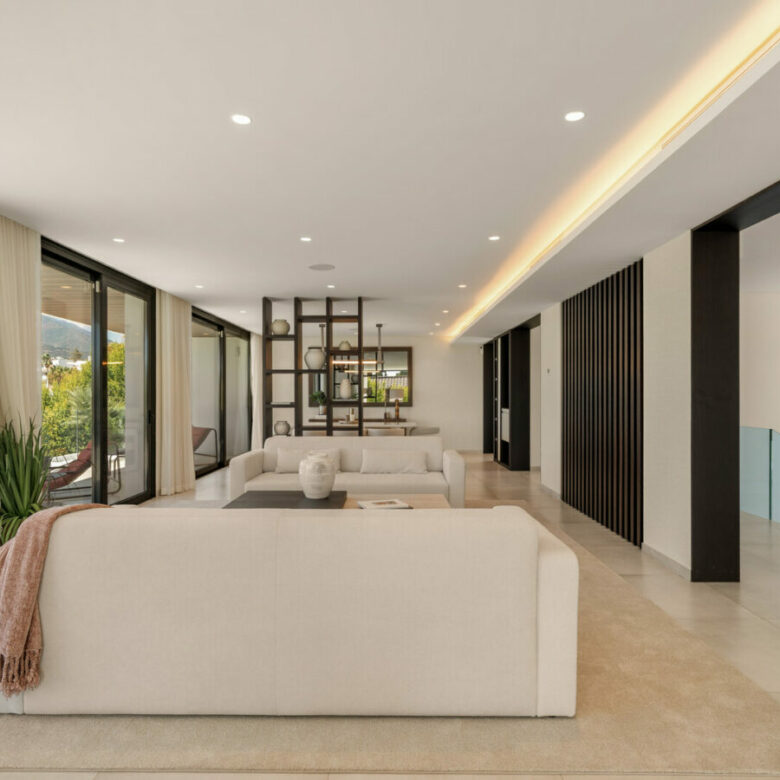 FOR SALE 🏡 New Frontline Golf Villa with Infinity Pool, Cinema and Rooftop Jacuzzi – Golf Valley, Nueva Andalucía, Marbella 🇪🇸