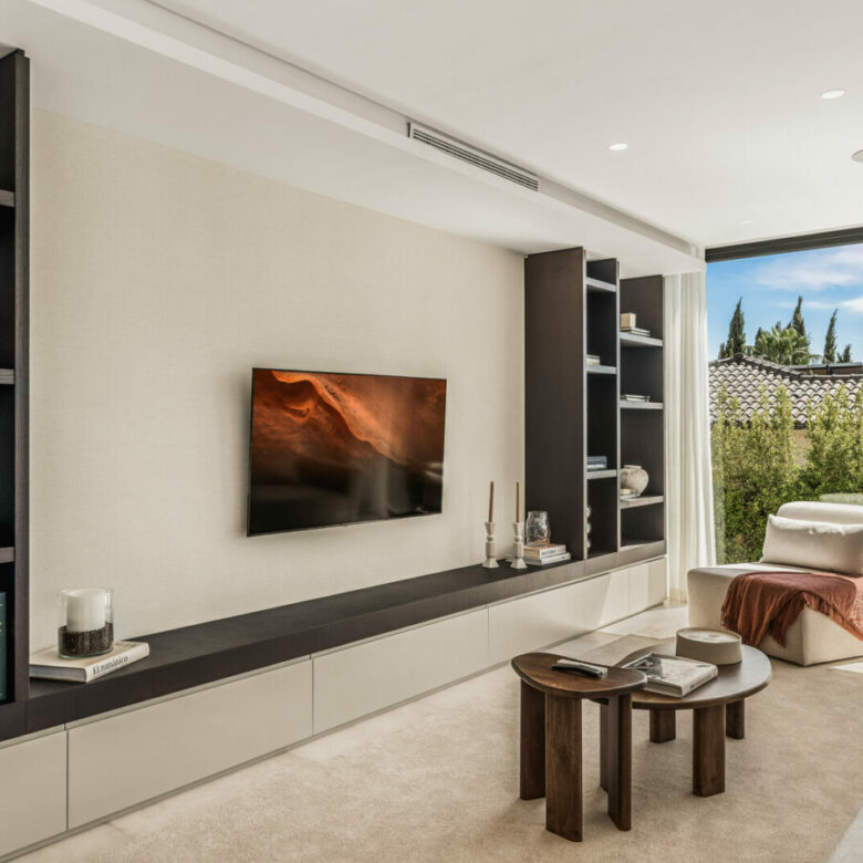 FOR SALE 🏡 New Frontline Golf Villa with Infinity Pool, Cinema and Rooftop Jacuzzi – Golf Valley, Nueva Andalucía, Marbella 🇪🇸