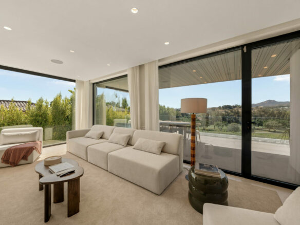 FOR SALE 🏡 New Frontline Golf Villa with Infinity Pool, Cinema and Rooftop Jacuzzi – Golf Valley, Nueva Andalucía, Marbella 🇪🇸
