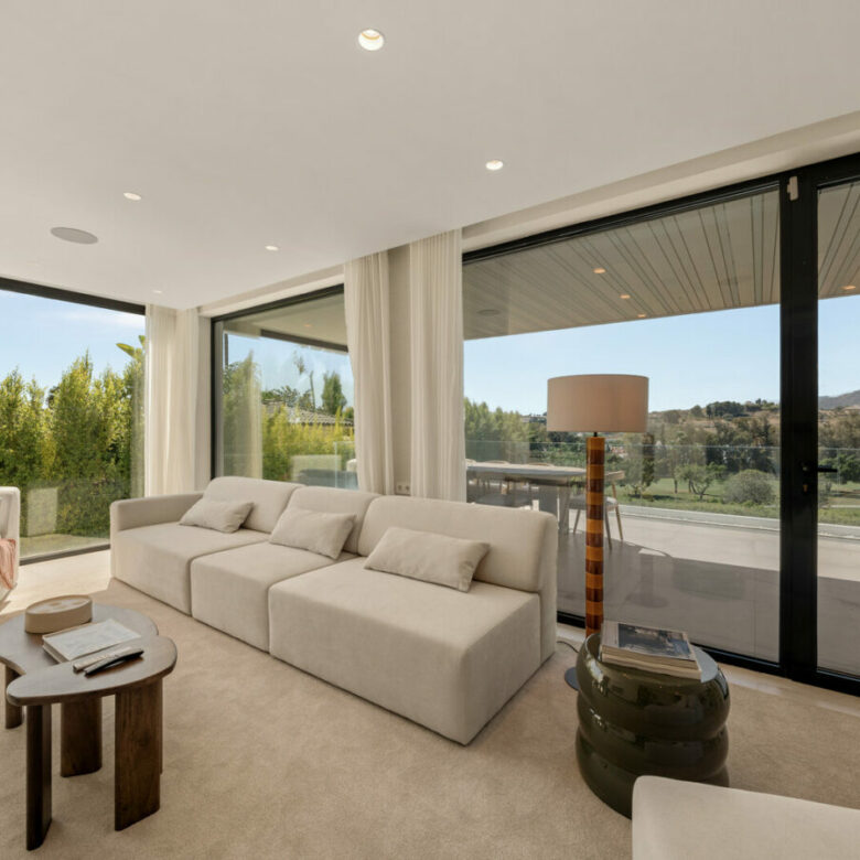 FOR SALE 🏡 New Frontline Golf Villa with Infinity Pool, Cinema and Rooftop Jacuzzi – Golf Valley, Nueva Andalucía, Marbella 🇪🇸