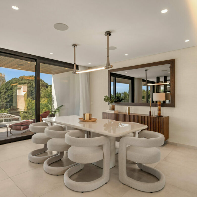 FOR SALE 🏡 New Frontline Golf Villa with Infinity Pool, Cinema and Rooftop Jacuzzi – Golf Valley, Nueva Andalucía, Marbella 🇪🇸