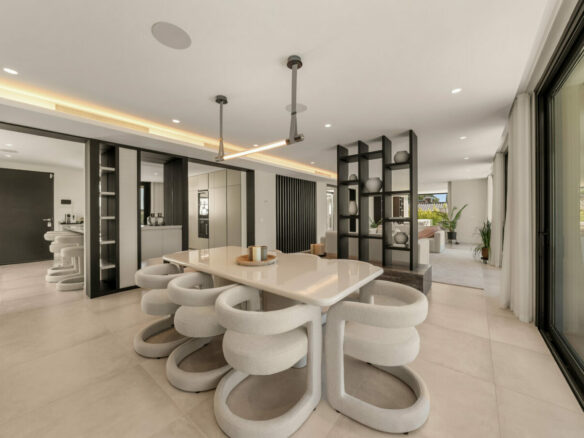 FOR SALE 🏡 New Frontline Golf Villa with Infinity Pool, Cinema and Rooftop Jacuzzi – Golf Valley, Nueva Andalucía, Marbella 🇪🇸