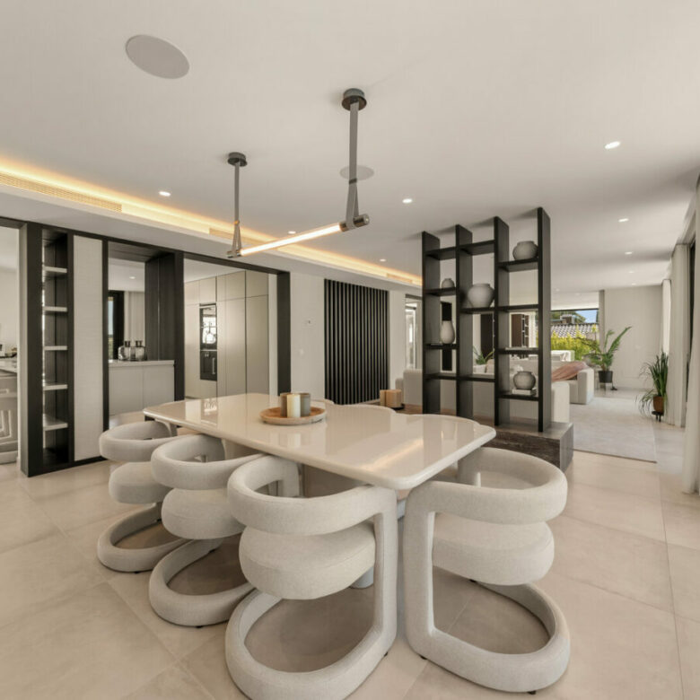 FOR SALE 🏡 New Frontline Golf Villa with Infinity Pool, Cinema and Rooftop Jacuzzi – Golf Valley, Nueva Andalucía, Marbella 🇪🇸