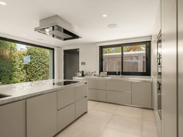 FOR SALE 🏡 New Frontline Golf Villa with Infinity Pool, Cinema and Rooftop Jacuzzi – Golf Valley, Nueva Andalucía, Marbella 🇪🇸