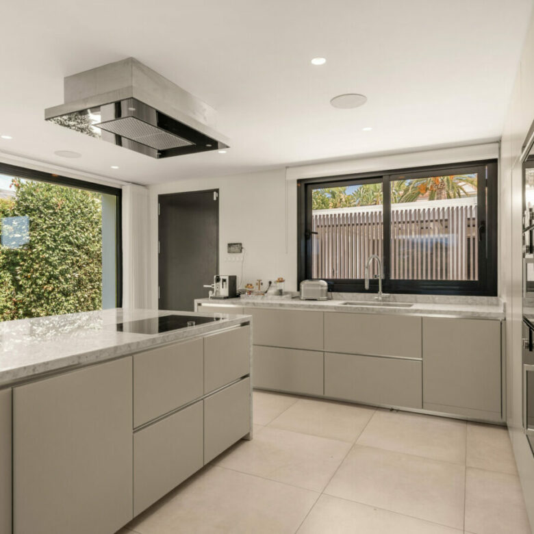 FOR SALE 🏡 New Frontline Golf Villa with Infinity Pool, Cinema and Rooftop Jacuzzi – Golf Valley, Nueva Andalucía, Marbella 🇪🇸