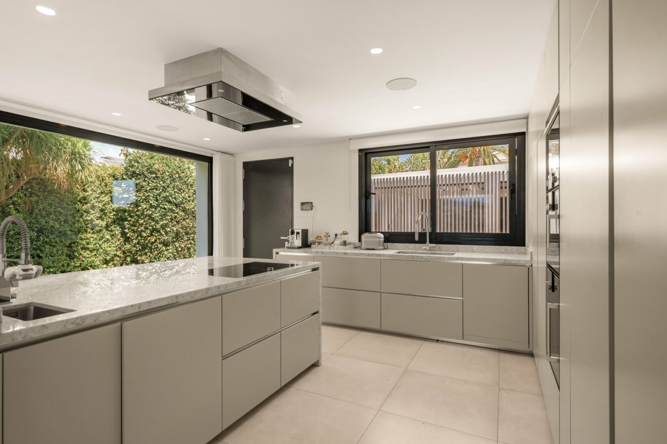 FOR SALE 🏡 New Frontline Golf Villa with Infinity Pool, Cinema and Rooftop Jacuzzi – Golf Valley, Nueva Andalucía, Marbella 🇪🇸