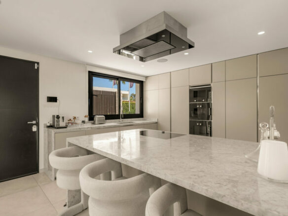 FOR SALE 🏡 New Frontline Golf Villa with Infinity Pool, Cinema and Rooftop Jacuzzi – Golf Valley, Nueva Andalucía, Marbella 🇪🇸