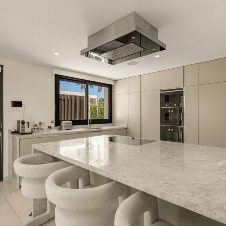 FOR SALE 🏡 New Frontline Golf Villa with Infinity Pool, Cinema and Rooftop Jacuzzi – Golf Valley, Nueva Andalucía, Marbella 🇪🇸