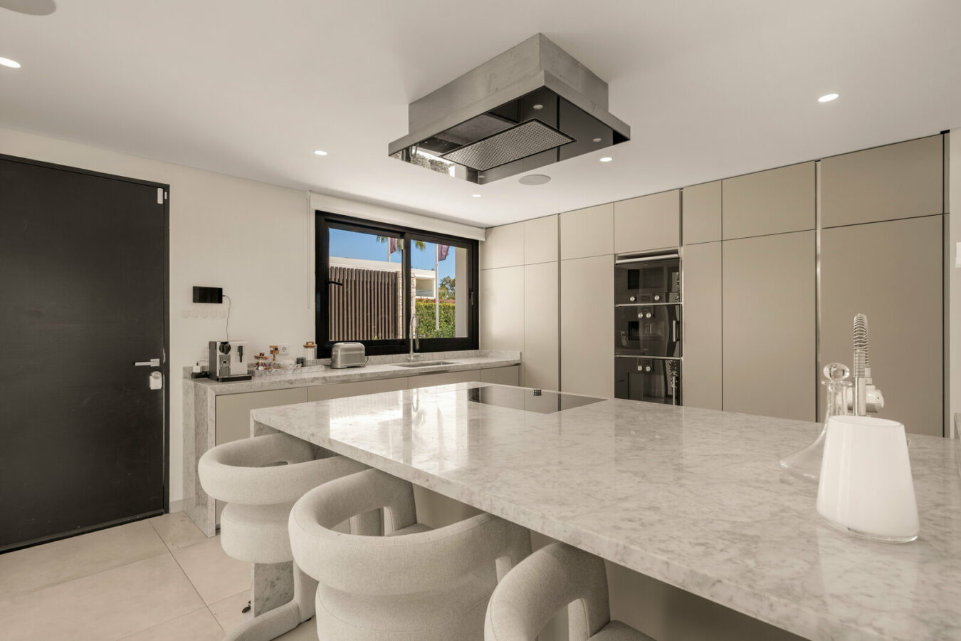 FOR SALE 🏡 New Frontline Golf Villa with Infinity Pool, Cinema and Rooftop Jacuzzi – Golf Valley, Nueva Andalucía, Marbella 🇪🇸