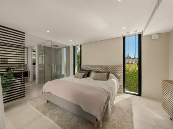 FOR SALE 🏡 New Frontline Golf Villa with Infinity Pool, Cinema and Rooftop Jacuzzi – Golf Valley, Nueva Andalucía, Marbella 🇪🇸