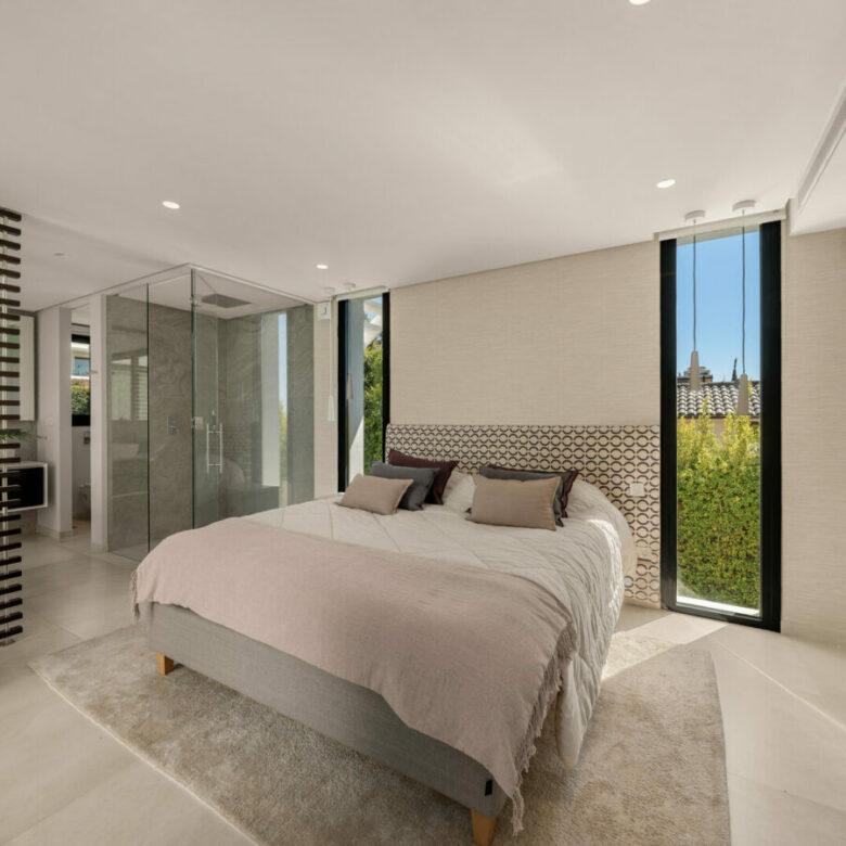 FOR SALE 🏡 New Frontline Golf Villa with Infinity Pool, Cinema and Rooftop Jacuzzi – Golf Valley, Nueva Andalucía, Marbella 🇪🇸