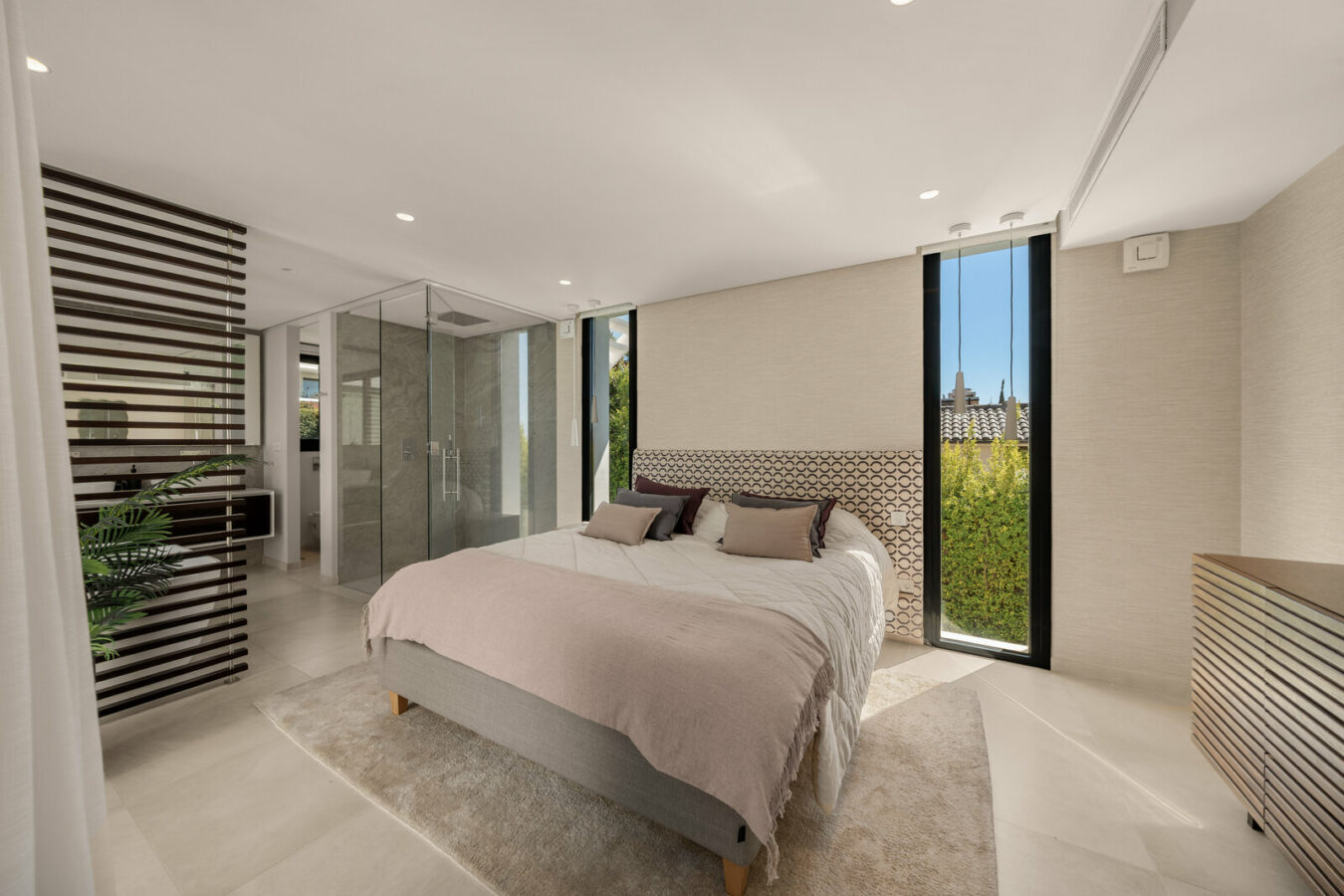 FOR SALE 🏡 New Frontline Golf Villa with Infinity Pool, Cinema and Rooftop Jacuzzi – Golf Valley, Nueva Andalucía, Marbella 🇪🇸